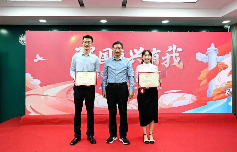 與會領(lǐng)導(dǎo)為李慧（右一）頒獎(jiǎng).png