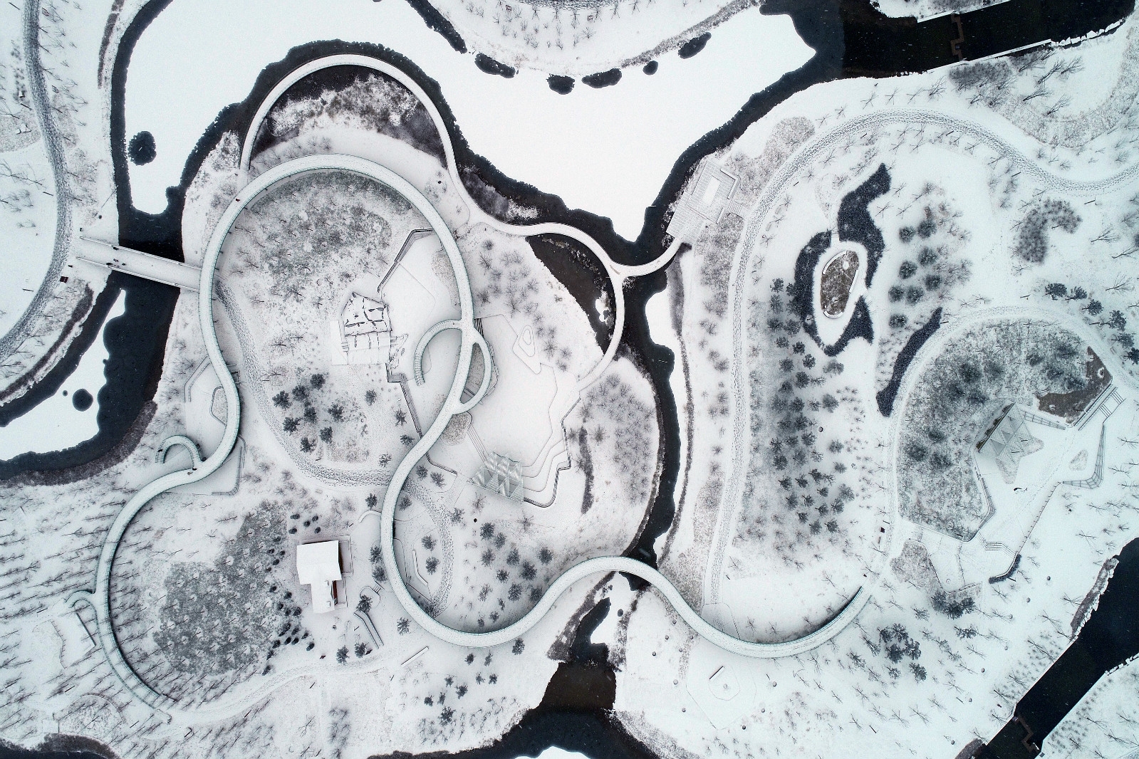 08  1.3汝州城市中央公園空中走廊雪景+白天一+15538971636+20190109拍攝于汝州城市中央公園+河南圣錦園林和豫水一局承建_meitu_8.jpg